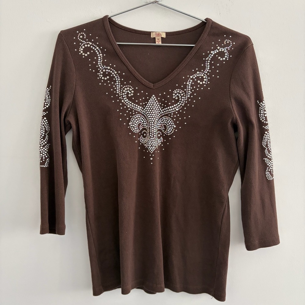 Reba Woman Brown Studded Fleur De Lis V-Neck Ribbed Top 1X
